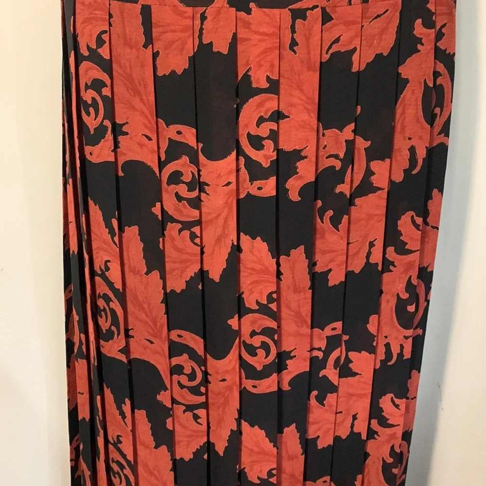 Stylish classy  pleated flowing skirt , elastic waistline in earthy tones - Picture 3 of 4